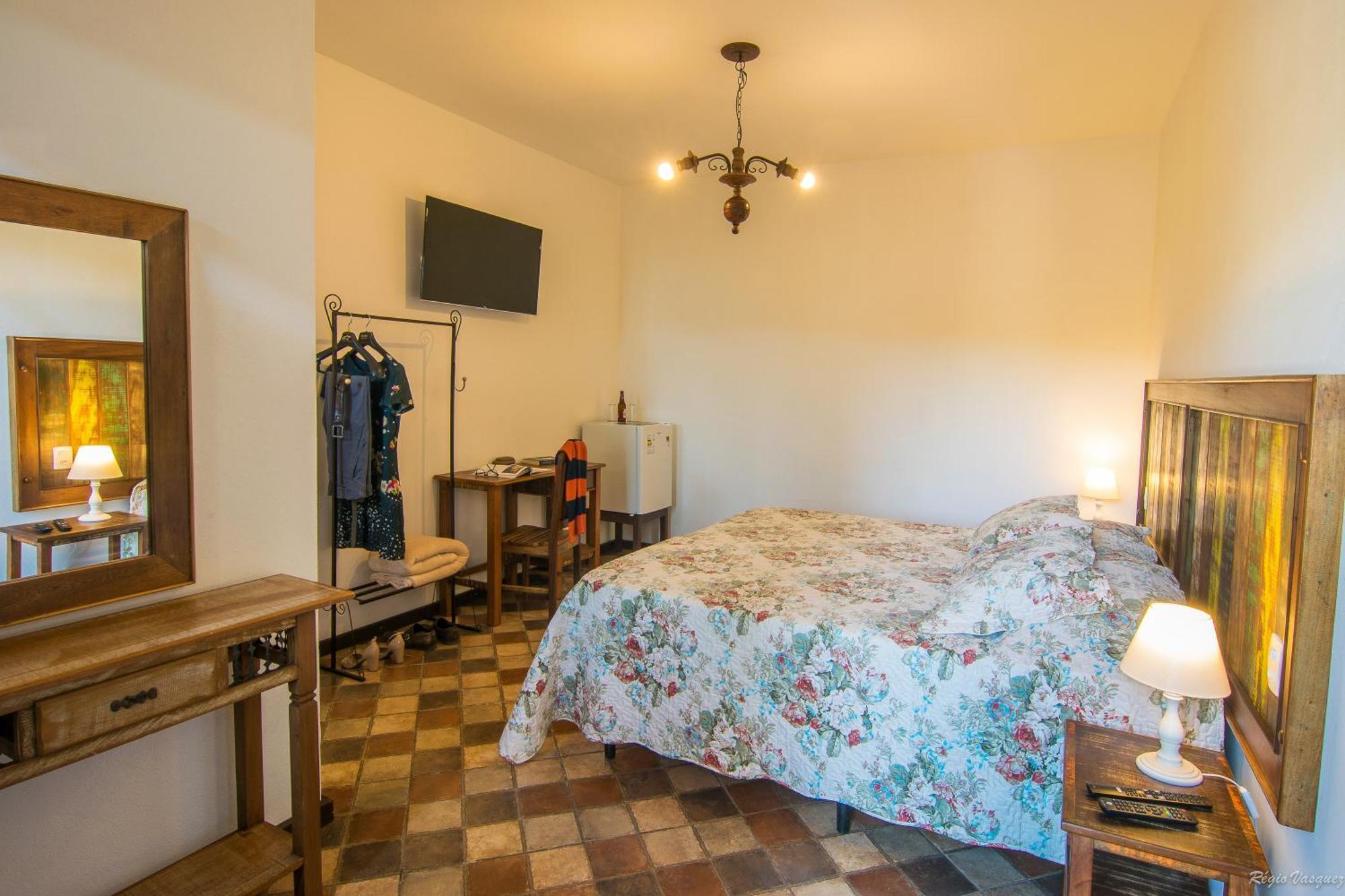 Quarto com Cama de Casal ou 2 de Solteiro e Banheiro Privativo